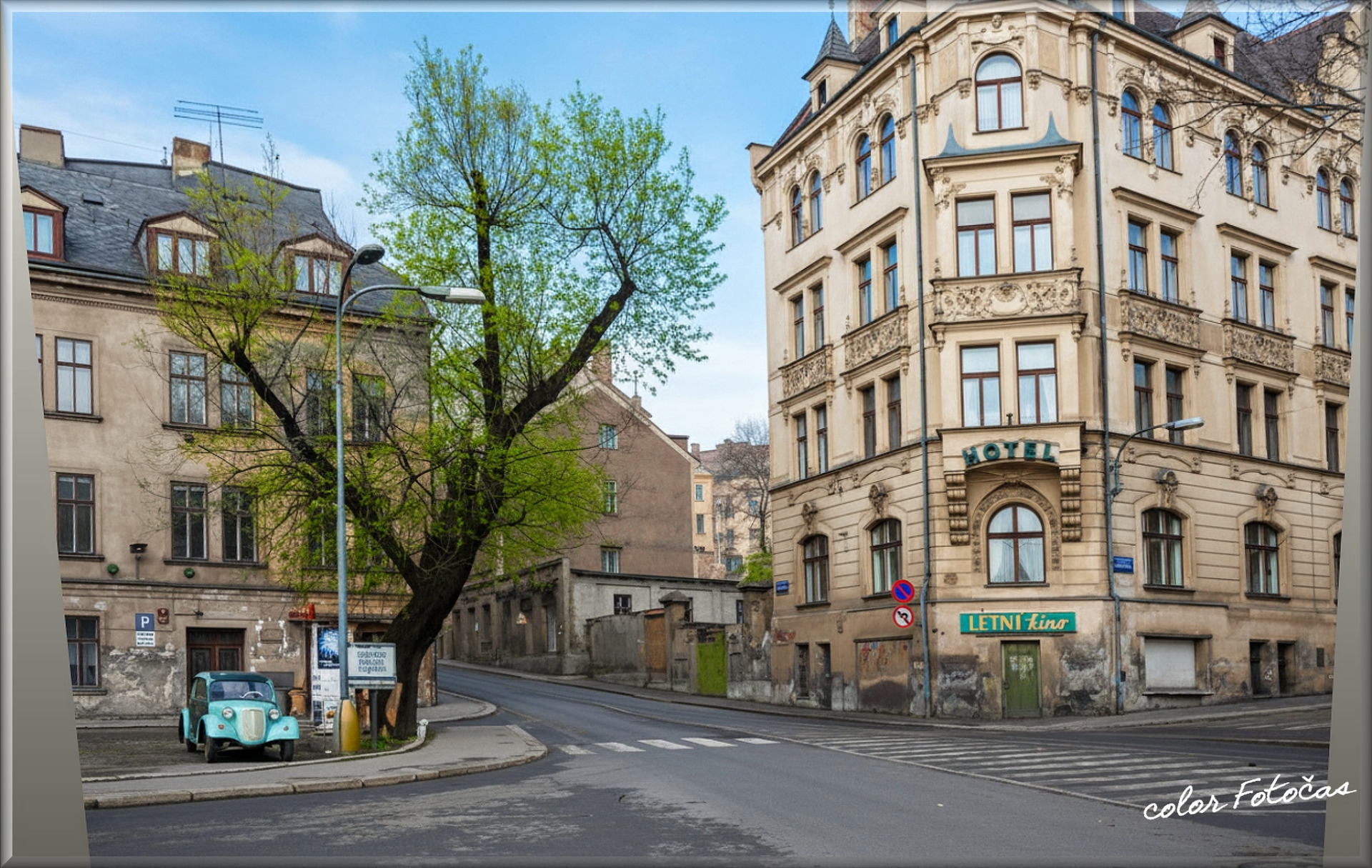 Dnešní Palachova ulice v Liberci, na rohu stojí hotel Zlatý Lev . V domě nalevo kde dnes stojí nákupní dům OC PLAZA Liberec, byla v roce 1965 škola učňovského střediska Interhotel Liberec, kam jsem chodil i já, proto mě tato fotografie tak zaujala.. 😅👍. Prostě vzpomínka..  color Fotočas