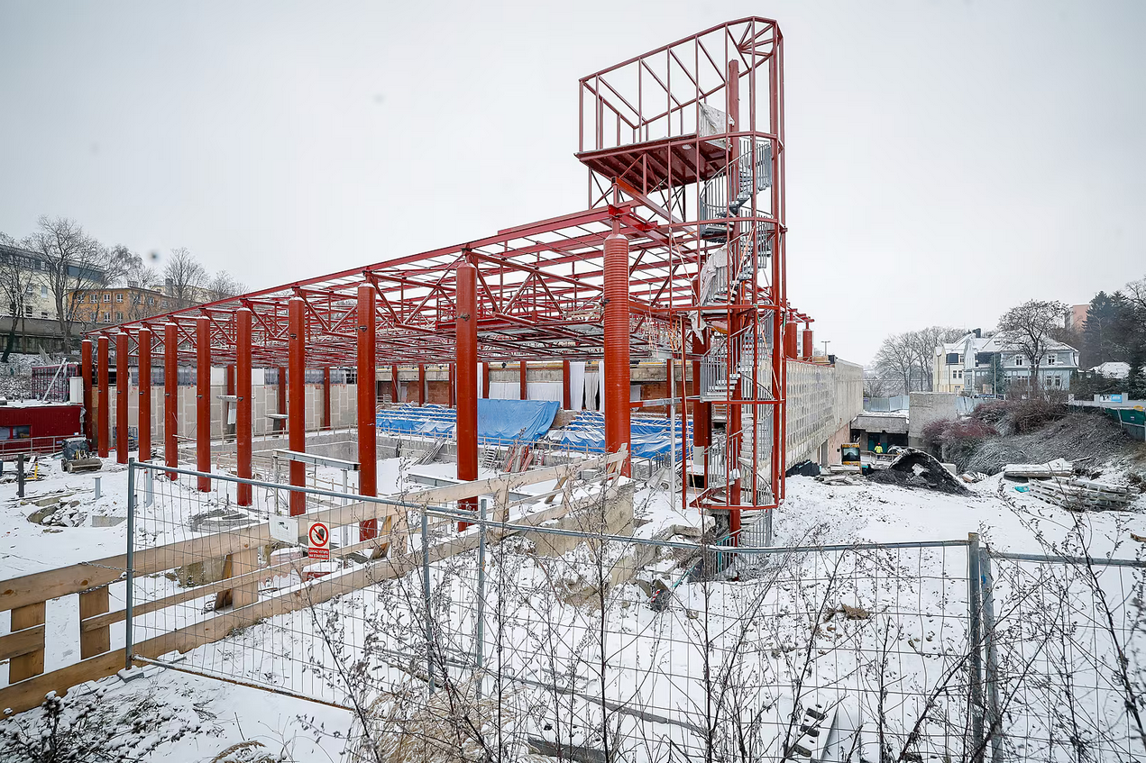 Plavecký stadion v Liberci prochází velkou opravou. Po jejím skončení by měl vyrůst i venkovní bazén. (24. listopadu 2025)  Autor: Ota Bartovský, MAFRA