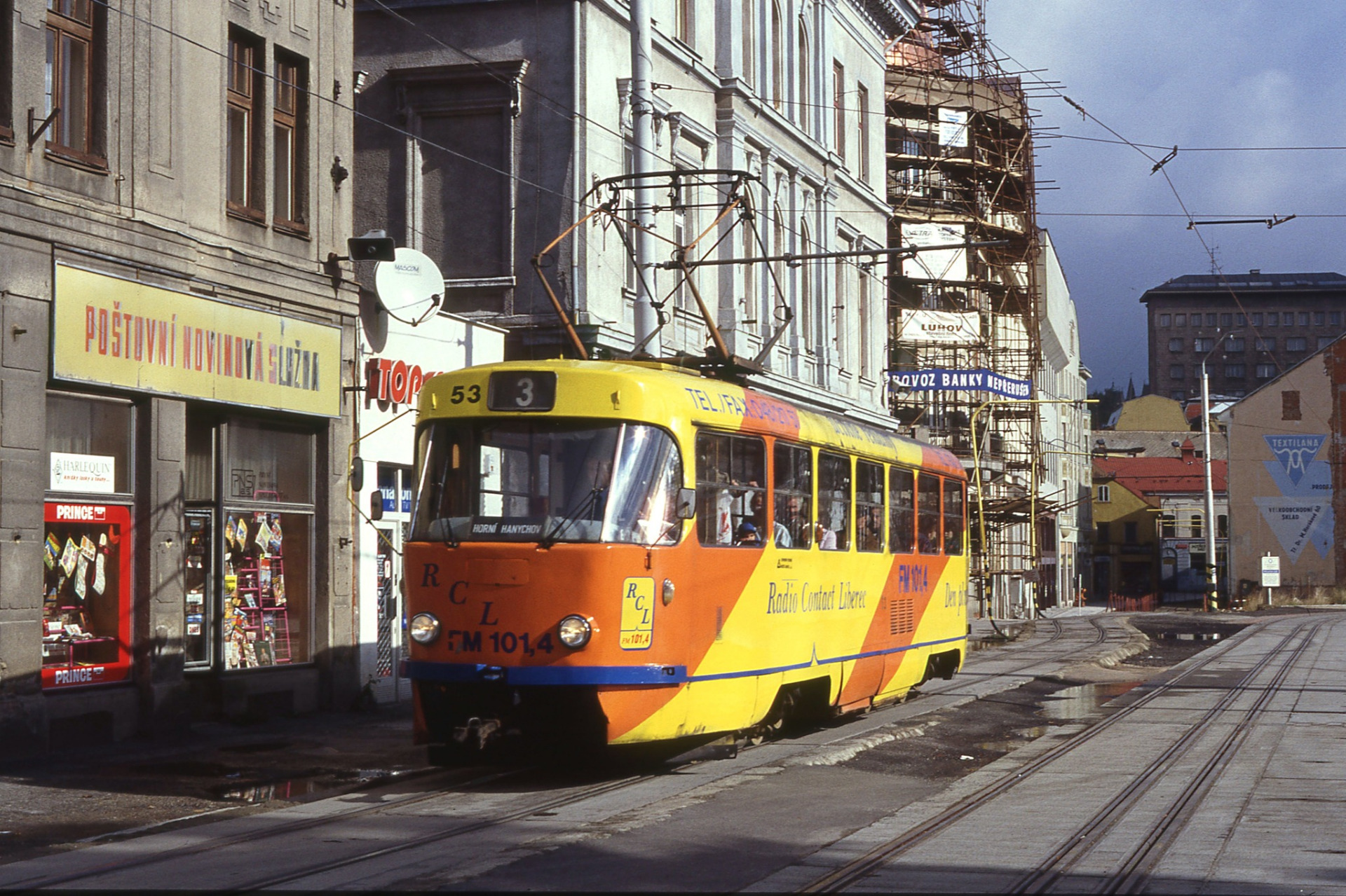 Dnes dopoledne i v tom mraze sundávali dělníci lešení z budovy ČSOB. Koukám, že tam (samozřejmě jiné 😉) bývalo i v roce 1995... Jinak je na snímku jeden relikt minulosti vedle druhého: proluka na křižovatce s Jánskou ulicí, upoutávky na Textilanu, prodejna "Poštovní novinové služby", reklama na RCL i s číslem na FAX 🤪 Na fasádě domu kromě tlampače městského rozhlasu nemůže chybět nezbytný držák na státní vlajku (nechodil tudy prvomájový průvod?) a vidíme dokonce i historickou "růžici" která dříve sloužila k upevnění troleje. Tabulka s označením "SEX SHOP" se bohužel ukrývá za tramvají - ale fakt tam byl... (archiv Miroslav Fogl)