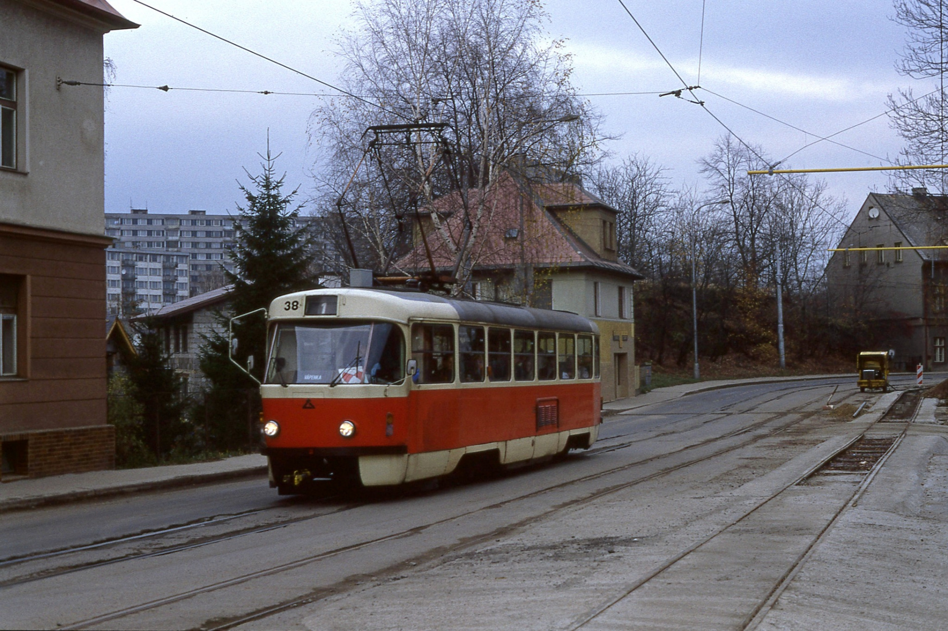 V liberecké Hanychovské ulici se na podzim 1996 nabízel ne úplně obvyklý pohled... K vidění tu byly hned tři souběžné koleje o rozchodu 1000mm: -nejblíže k fotografovi se nachází právě dokončovaná provizorní trať, která bude sloužit po dobu přestavby na rozchod 1435mm -uprostřed leží v té době již vyloučená kolej původně určená pro jízdy do města -vůz 38 na lince "1", mířící na konečnou na smyčce Vápenka, se opatrně kolébá po aktuálně jediné provozuschopné koleji, v této fázi používané pro obousměrný provoz. (foto Miroslav Fogl)