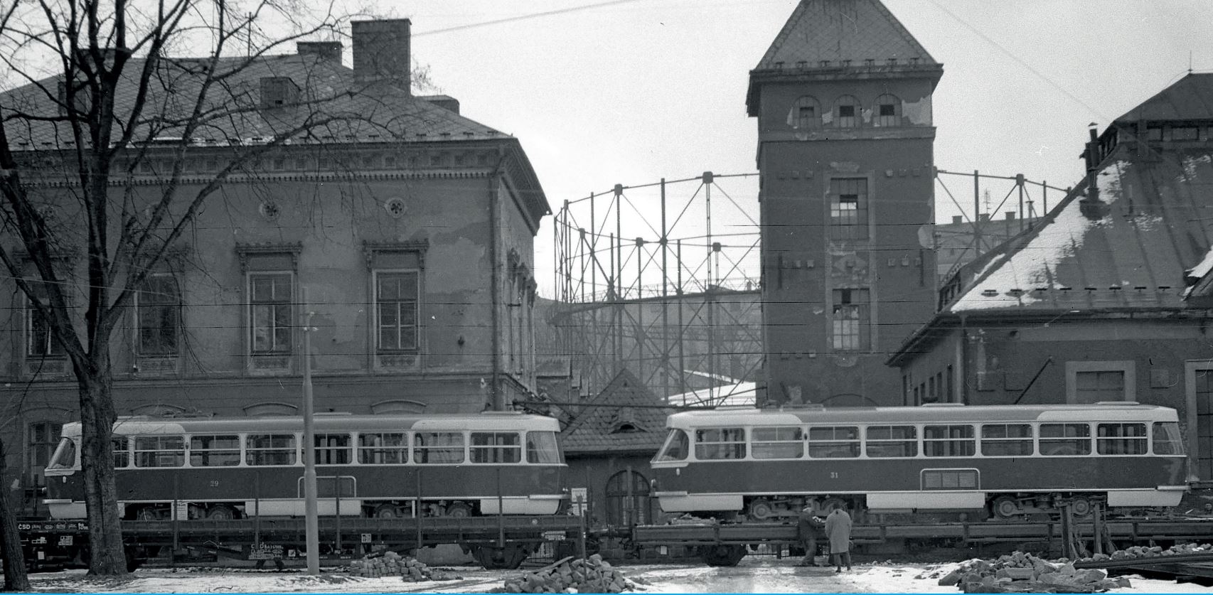 A je to tady. První dvě moderní tramvaje T3 dorazily na vagónech na vlečku dopravního podniku v Liberci. Je neděle 12.12.1965 a první dva vozy nesou na sobě čísla 29 a 31. Fotil Vladimír Paleček.