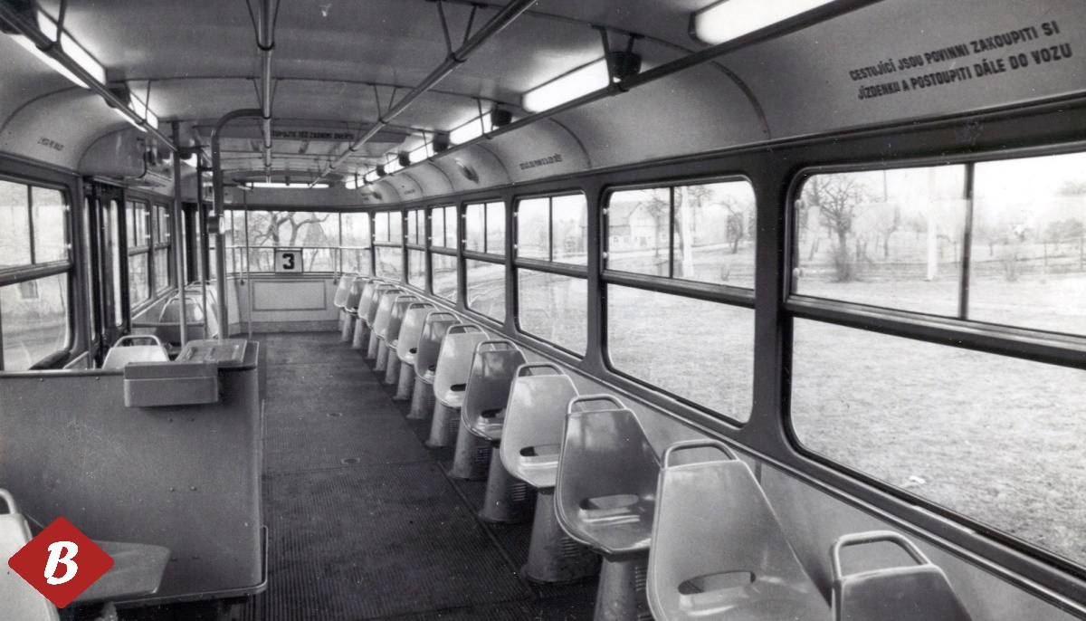 Rok 1965 a šestice libereckých nových tramvají T3. A typické prvky interiéru: pokladna pro průvodčí, zářivkové osvětlení, posuvná okna, gumová podlaha a hlavně laminátové sedáky, v zimě pěkně vyhřívaný z topnice v korpusu, na kterém byly připevněny. 