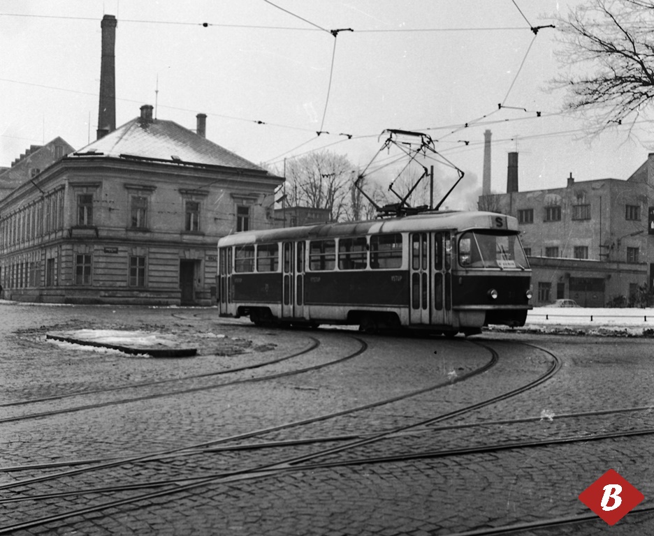 Závěr roku 1965 a první liberecké tramvaje T3 se vydávají do ulic města, nejdříve na zkušební jízdy, pak i s cestujícími. Křižovatku Na Rybníčku ještě poznáme, ale mnoho dalších míst se podstatným způsobem změnilo.