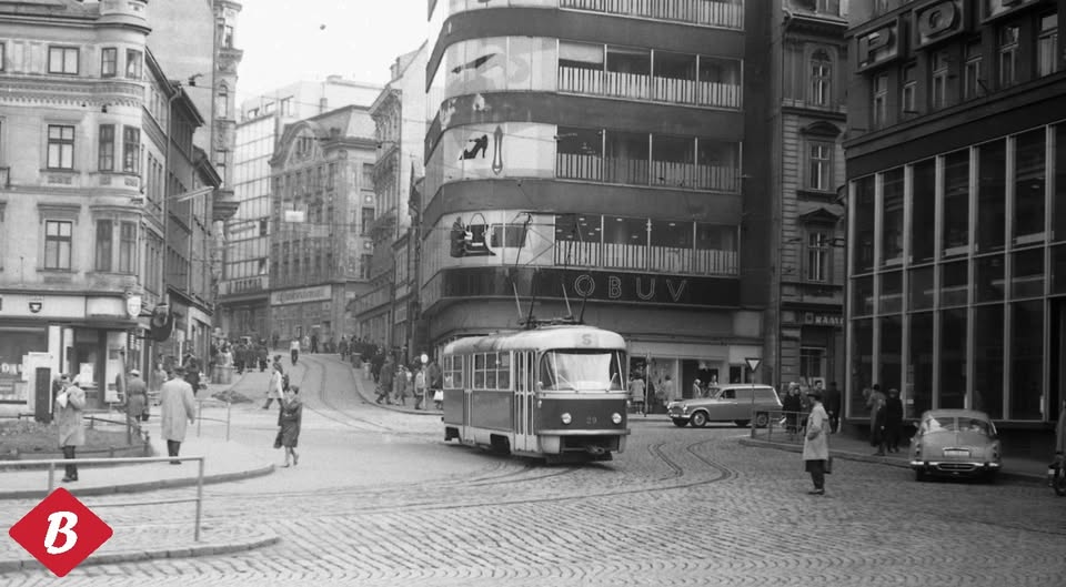 duben 1966 objektivem L. A. Reznicka. T3 č. 29 sjela Pražskou ulicí a míří do zastávky Gottwaldovo náměstí.