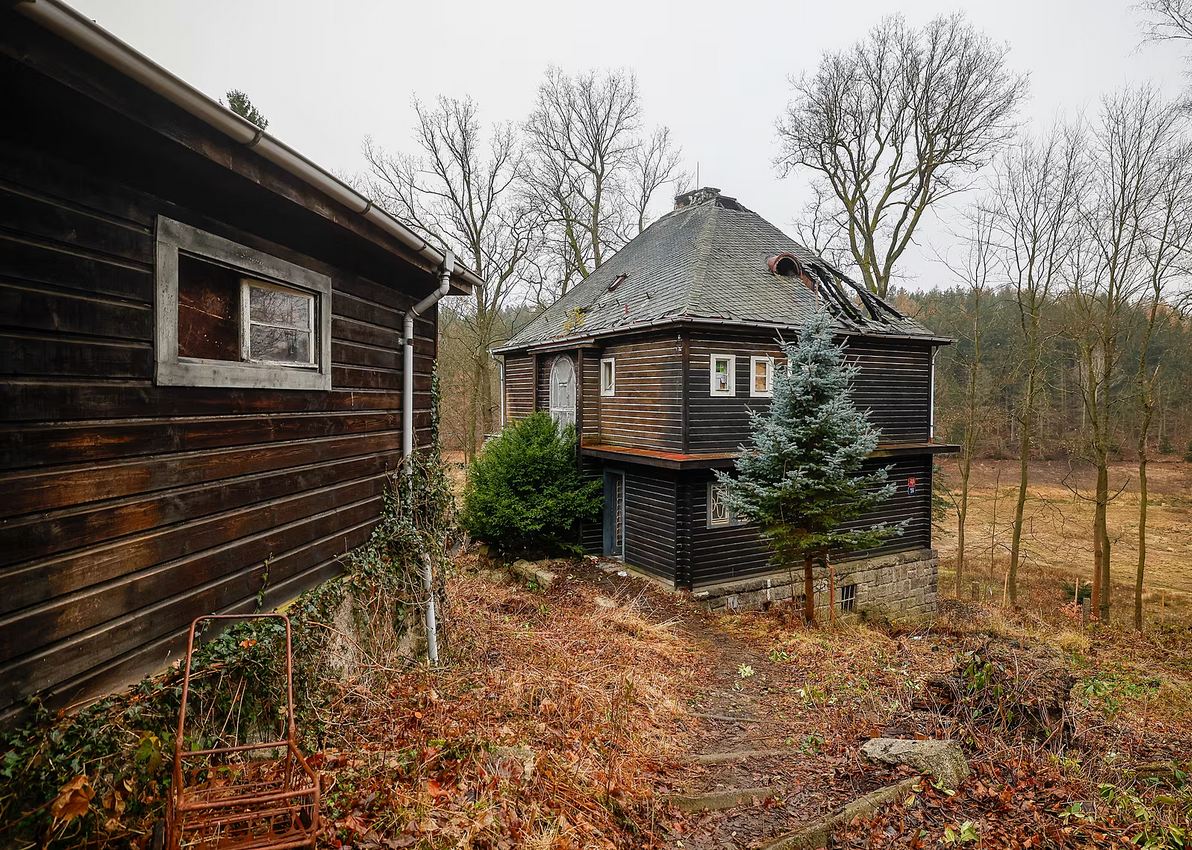 Strossova chata stojí hned nad přehradou. Franz Stross si ji nechal postavit, aby zde mohl trávit víkendy. V současnosti je dům prázdný. (15. prosince 2025) Autor: Ota Bartovský, MAFRA