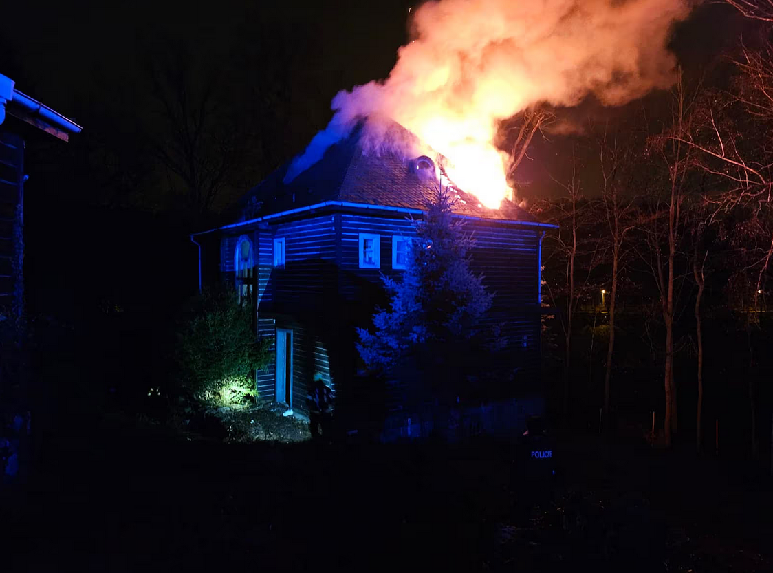 U přehrady Harcov hořel neobydlený dům. (14. prosince 2025) Autor: HZS Libereckého kraje