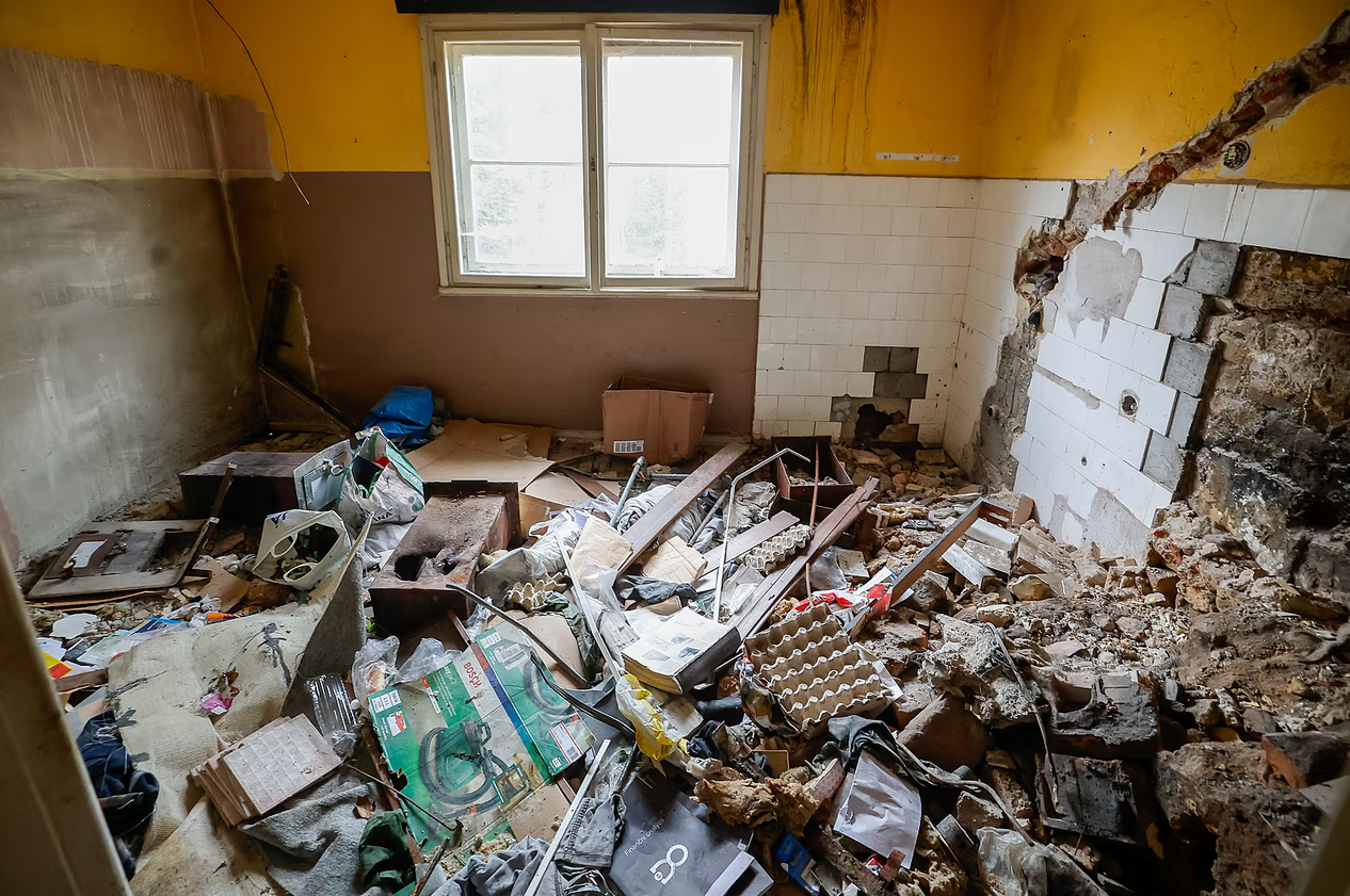 Interiér chaty aktuálně obývají bezdomovci. (15. prosince 2025) Autor: Ota Bartovský, MAFRA