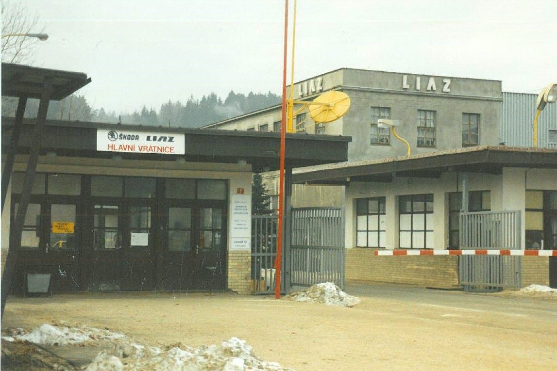 LIAZ Jablonec - před léty touto vrátnicí procházelo přes 2000 lidí denně🤔 (archiv Jaroslav Joklík