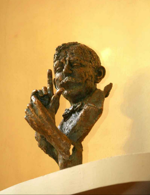 LIBERECKOU RADNICI zdobí busta od sochaře Jiřího Gdovína. jen ta bohužel připomíná slavného rodáka,