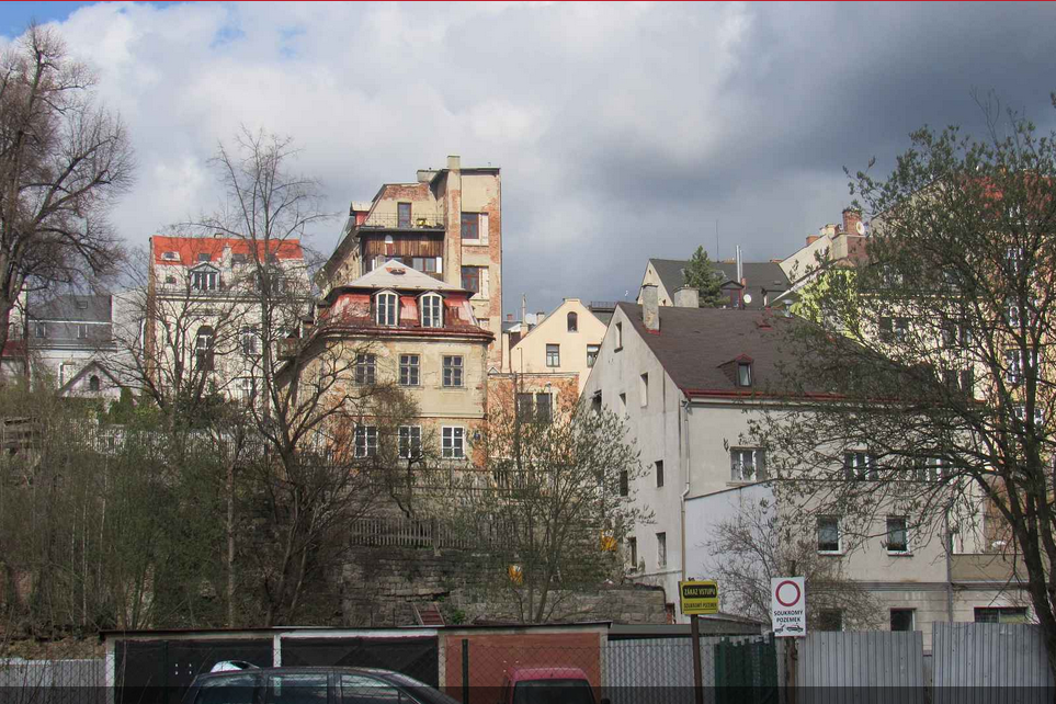 po jeho rodném domě zbyla jen proluka mezi domy