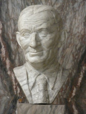 BURIAN Vlasta - Praha 1, Nové Město, Jungmannova 15/1, podesta schodiště v předsálí Divadla Komedie  Více zde: https://pametnidesky-in.webnode.cz/products/burian-vlastimil/