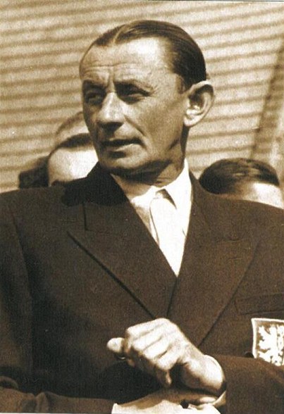 Vlasta Burian na archivním snímku coby fotbalový rozhodčí v Kamenici nad Lipou.  Autor: repro z knihy V brance Vlasta Burian