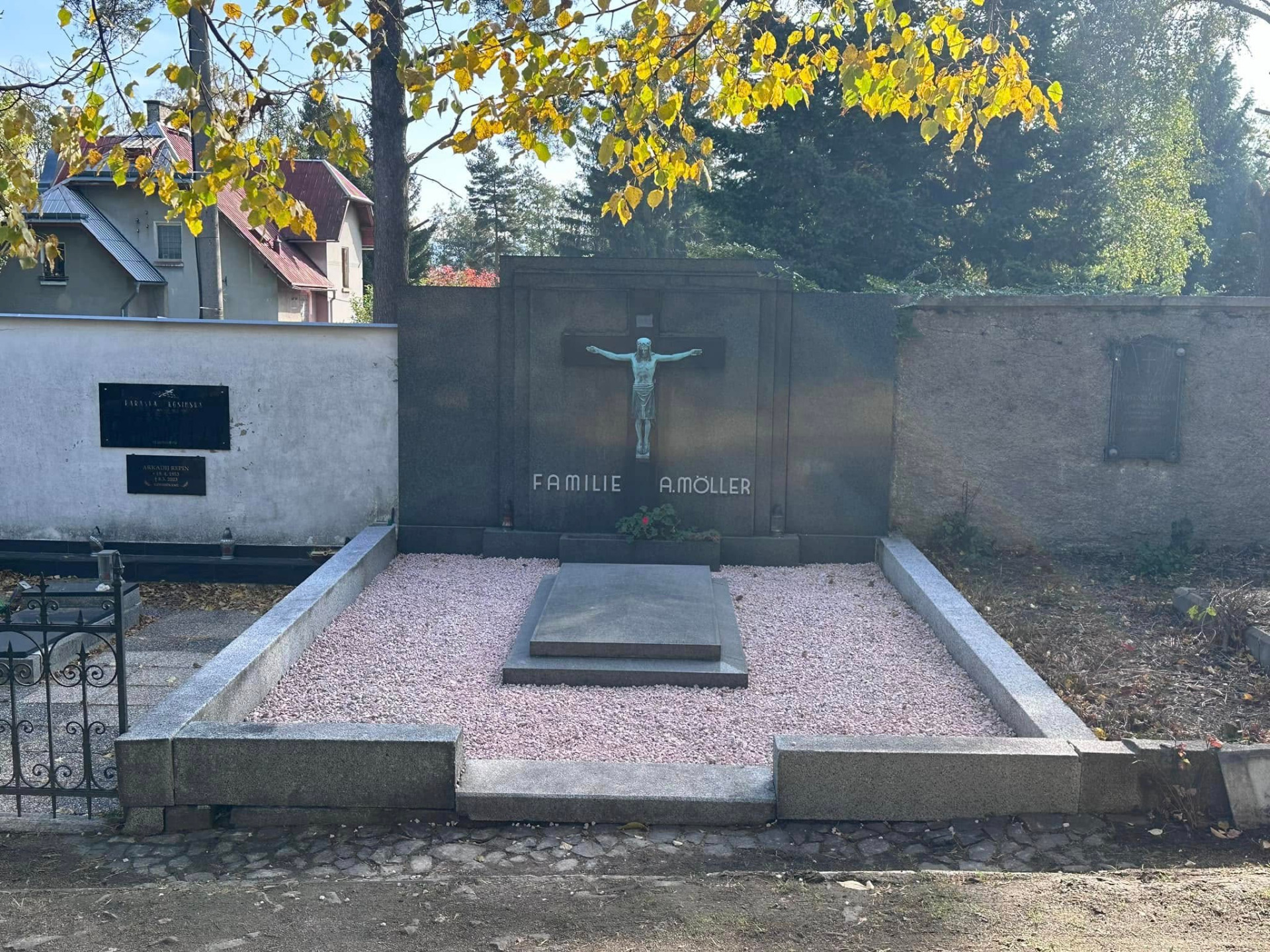 Hrob rodiny Möller, kde odpočívá architekt s manželkou. Anton Möller (16.června 1864 v Krásné Studánce - 6.dubna 1927) Anna Franziska Görlach / Möller (17.května 1866 ve Frýdlantu - 7.prosince 1938) Oba skonali ve vile Möller, Warnsdorf.  (Hrobka čerstvě upravena zaměstnanci města.) autor příspěvku Michal Marosz