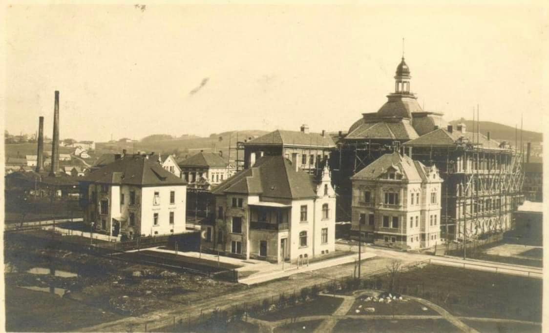 Foto (dole) zachycuje chodníčky na zahradě vily Möller. Z domu i ze zahrady měl architekt perfektní výhled na stavbu Gymnázia (vpravo), které vyprojektoval.