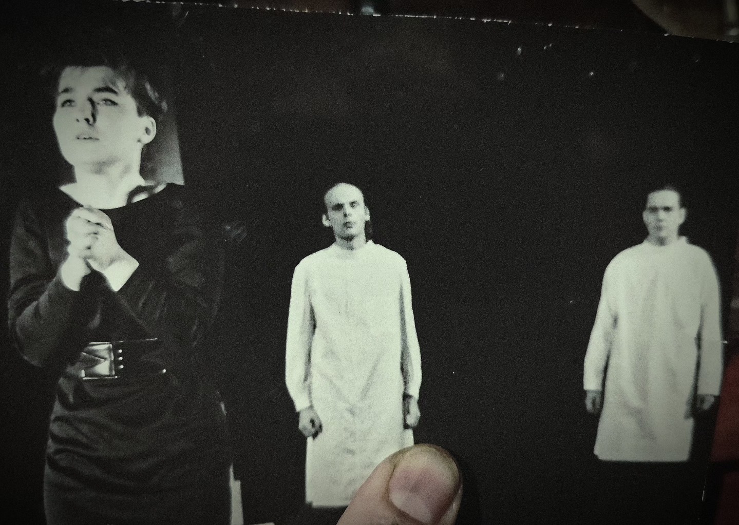 Tohle je fotka, která je vzácná. Je z roku 1990, jsem necelý rok po maturitě na Střední ekonomické škole, dostávám svou první, hlavní roli v Hodině Antigony a za mnou stojí známý herec @klimes252 , tou dobou sloužící v týmu technikářů