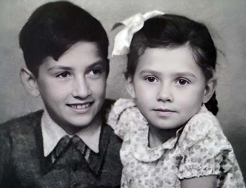 Jiří a Alenka, děti manželů Šámalových na fotografii, kterou jejich prarodičům poslali v roce 1944 manželé Weissovi.