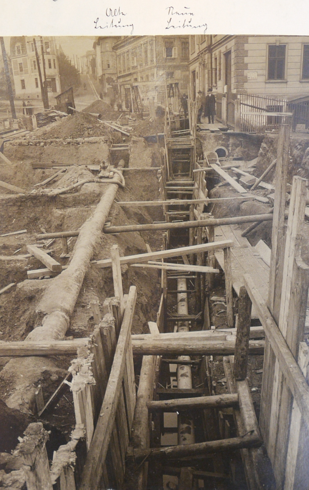 Přeložka vedení libereckého vodovodu z roku 1902 v Londýnské ulici. Foto z roku 1927. Stavby nad kterými nikdo nedělá "Ach!", ani "Och!", ale bez nich bychom žili ve středověku. V době svého vzniku však samozřejmostí nebyly a tak liberecký vodovod měl v roce 1902 vlastní hymnu a třeba v Hamburku se lidé plavili lodičkami v kanalizačních stokách a dělali "Ach!" a "Och!" úžasem nad technickým umem (a často i nad náklady). 😃 Není se čemu divit, třeba liberecké muzeum vyšlo ve své době na 1,25 mil. korun, liberecký vodovod bez jediné přípojky 1,85 mil.! (autor příspěvku Ivan Rous)