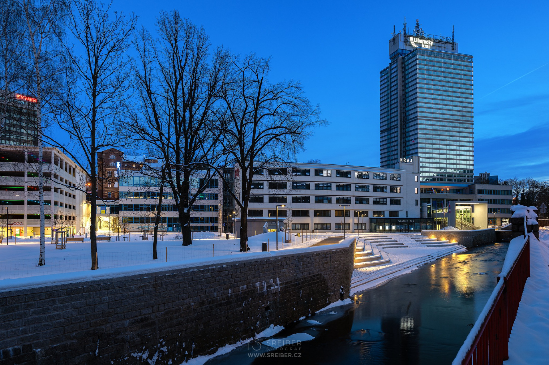 Zasněžená náplavka v modré hodince... 10.01. 2026 © Tomáš Šreiber