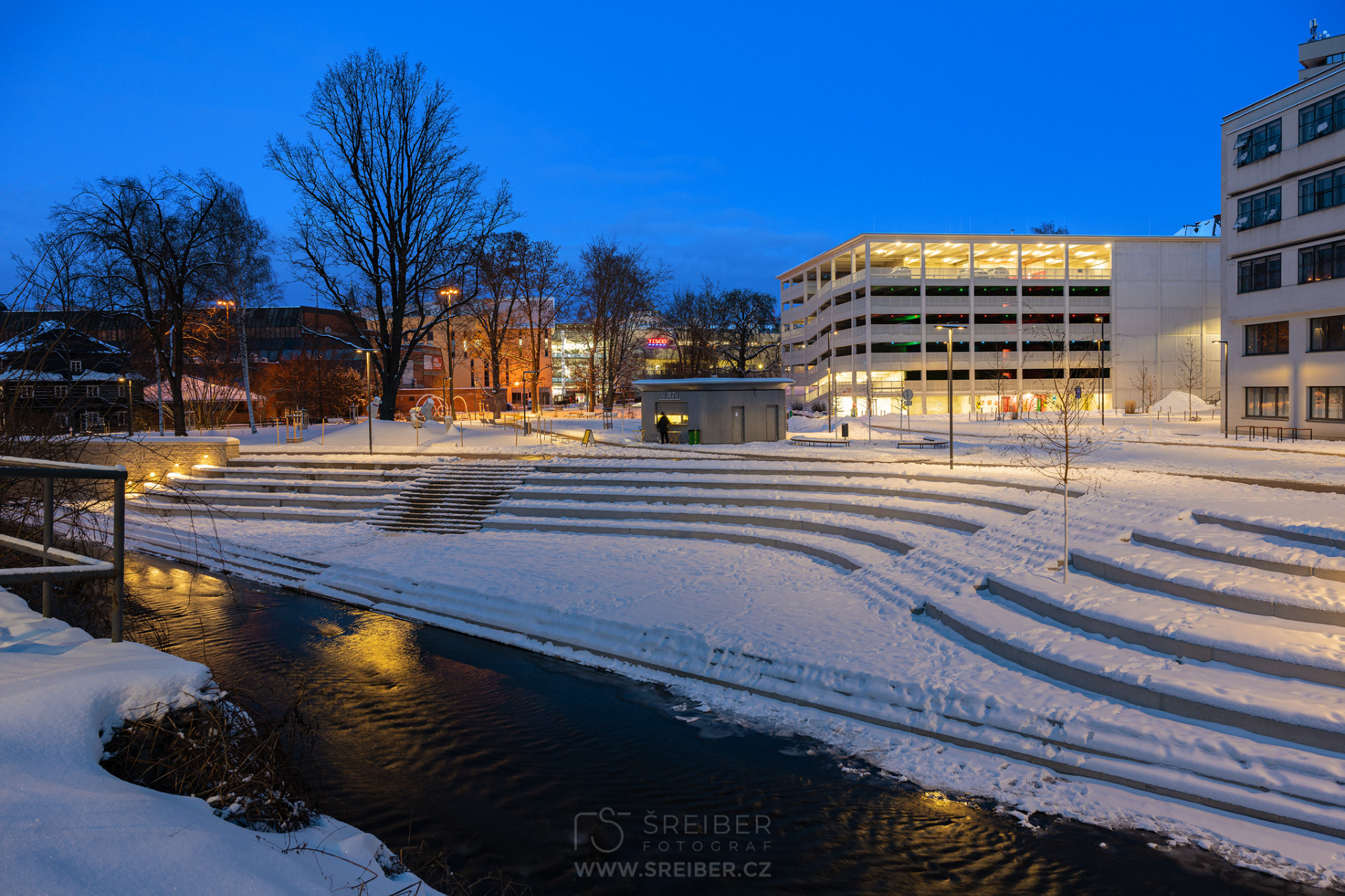 Zasněžená náplavka v modré hodince... 10.01. 2026 © Tomáš Šreiber