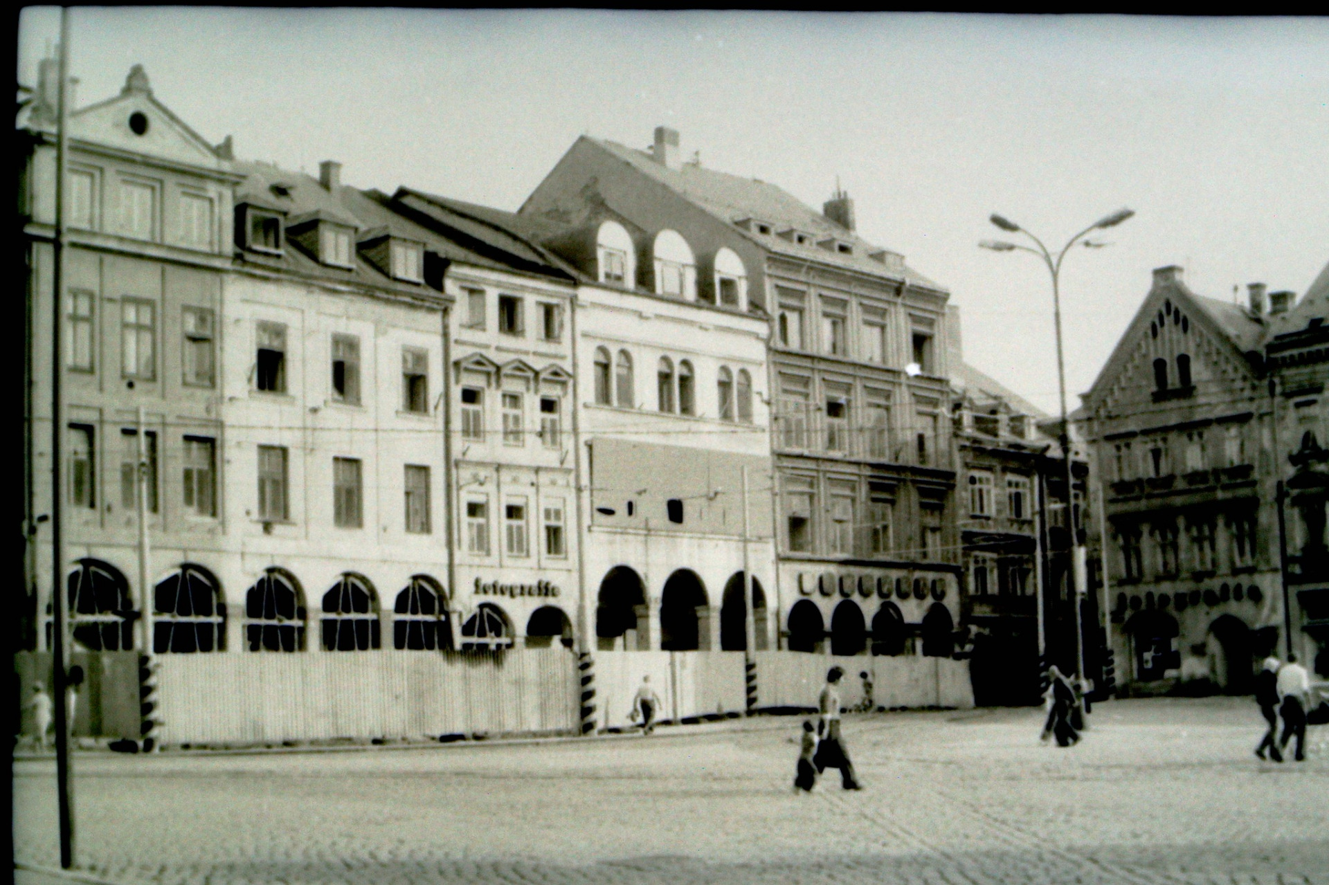 Tohle bude tak rok 1981. Podle sloupů jsou už koleje přeloženy o pár metrů dál od budov. (archiv Outsider Art, komentář Leoš Kobr)