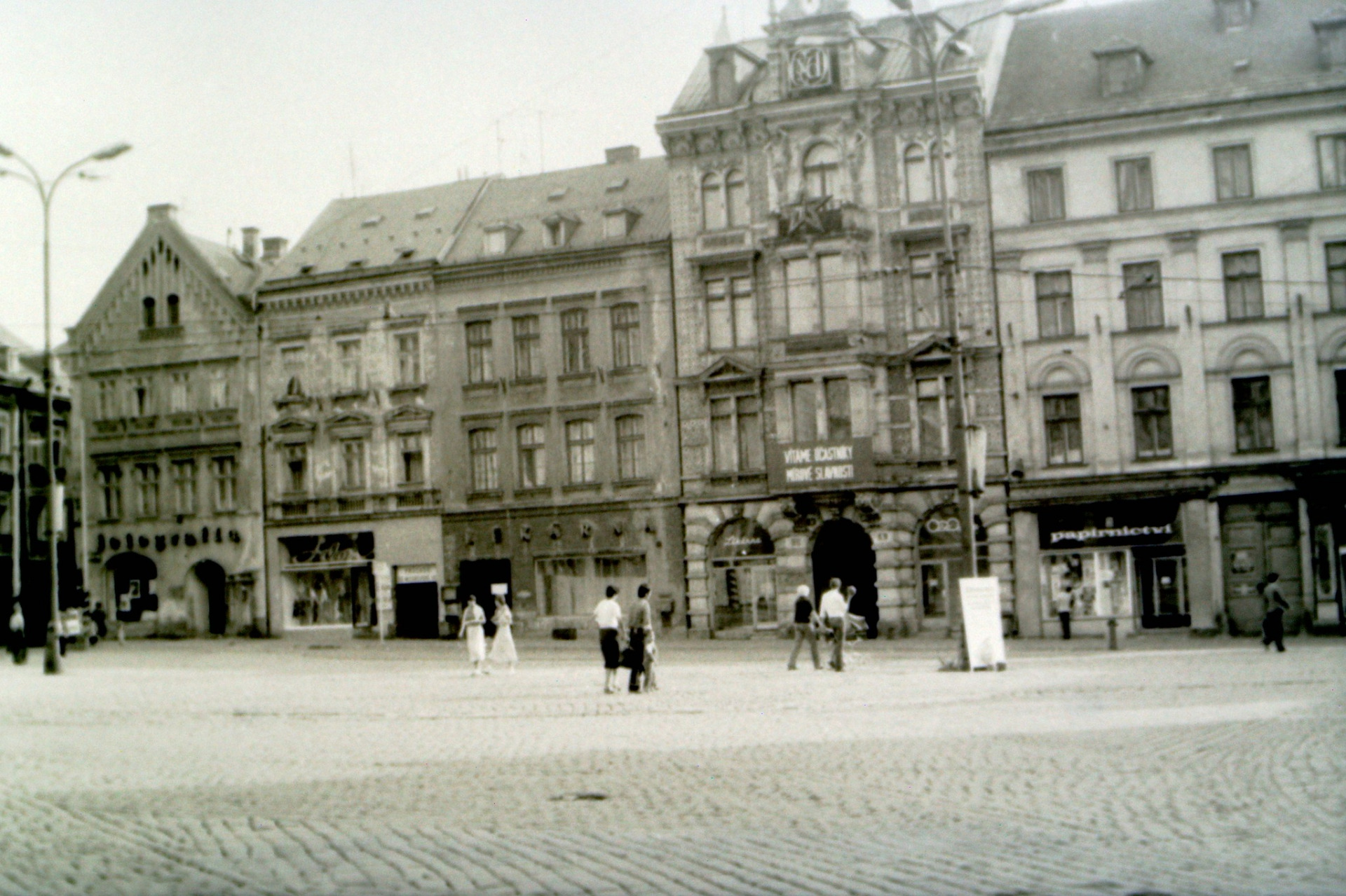 Mezi Silonem a Lékárnou je průchod do Moskevské ulice rok cca 1981 (archiv Outsider Art, komentář Leoš Kobr)
