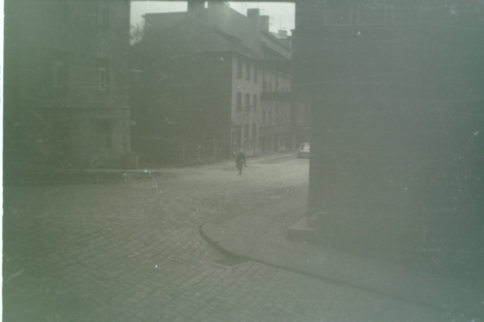 archiv Outsider Art - Šlikova ulice - Papírnictví u Perinů - kousek od Peřinů byl sál, kde bývaly maškarní plesy (klub Plastimat). Peřinovi měli v krámku snad všechno