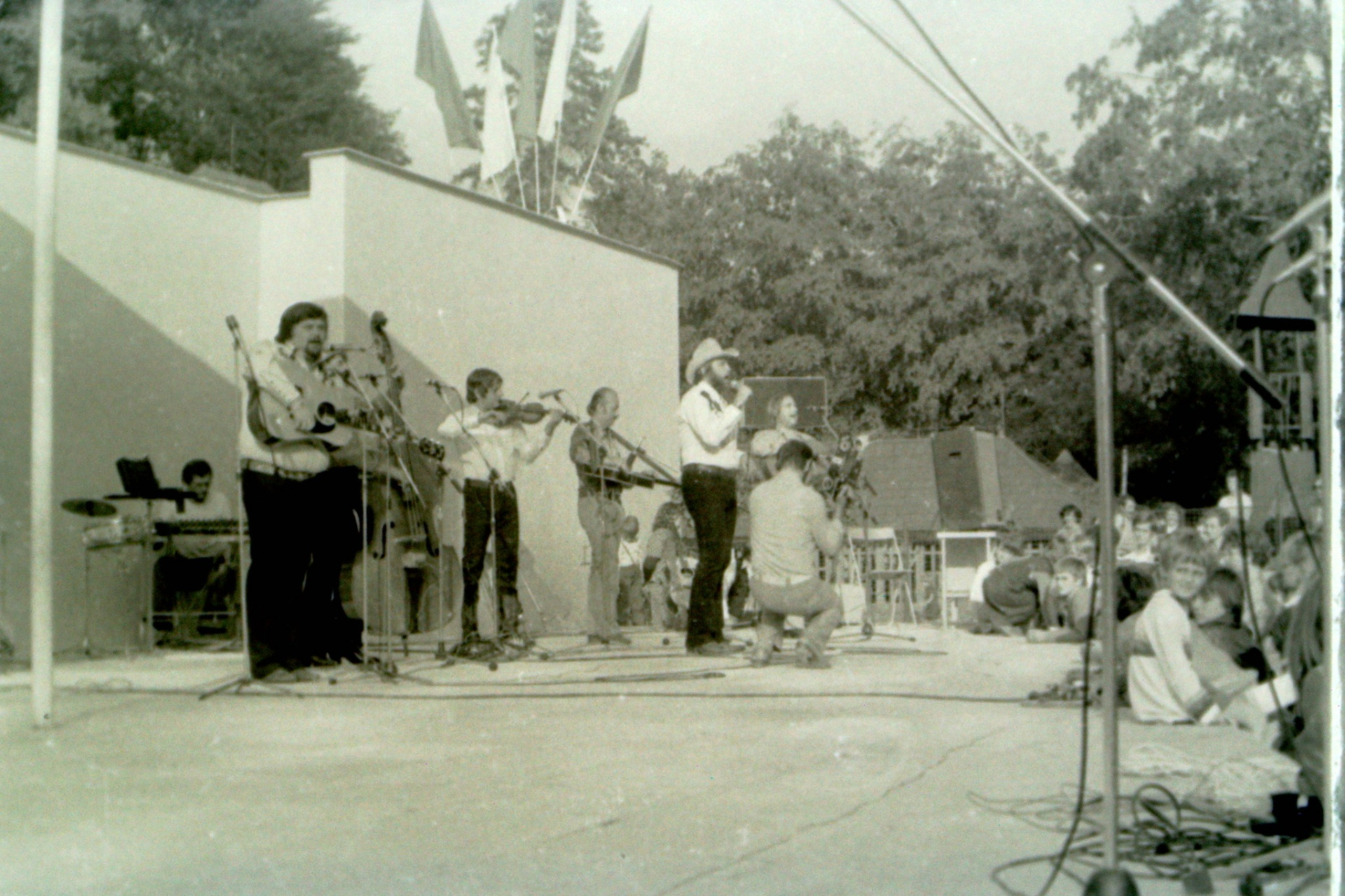 LVT "A", vzadu Ďábelská huť. (archiv Outsider Art)