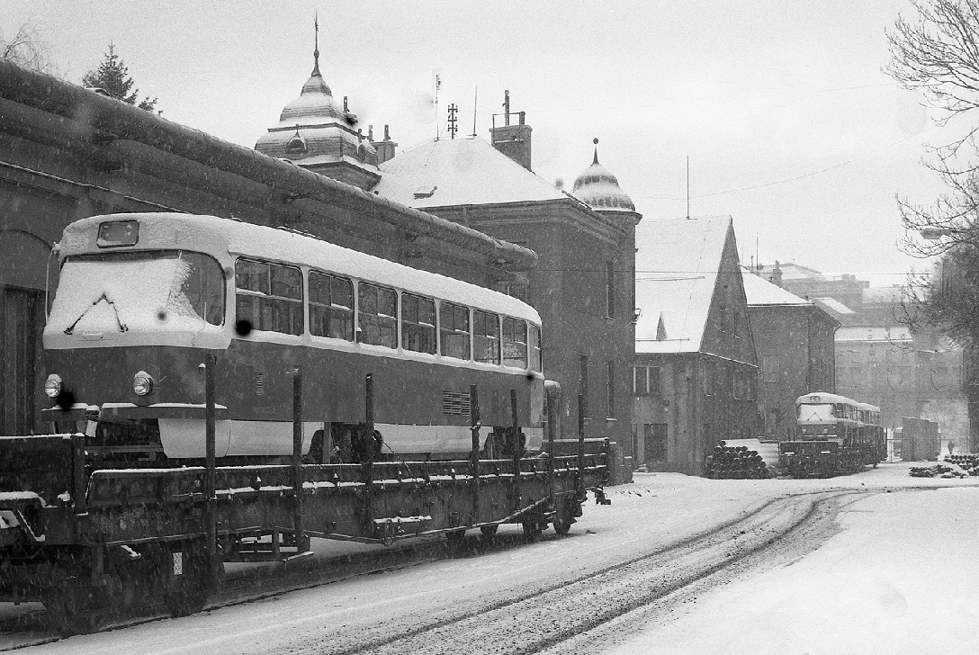 Nové tramvaje v Liberci. Vozy T3SUCS pozdějších čísel 59 až 69 dne 26.1.1986 před skládáním z železničních vozů v Nitranské ulici. Foto J. Holeček