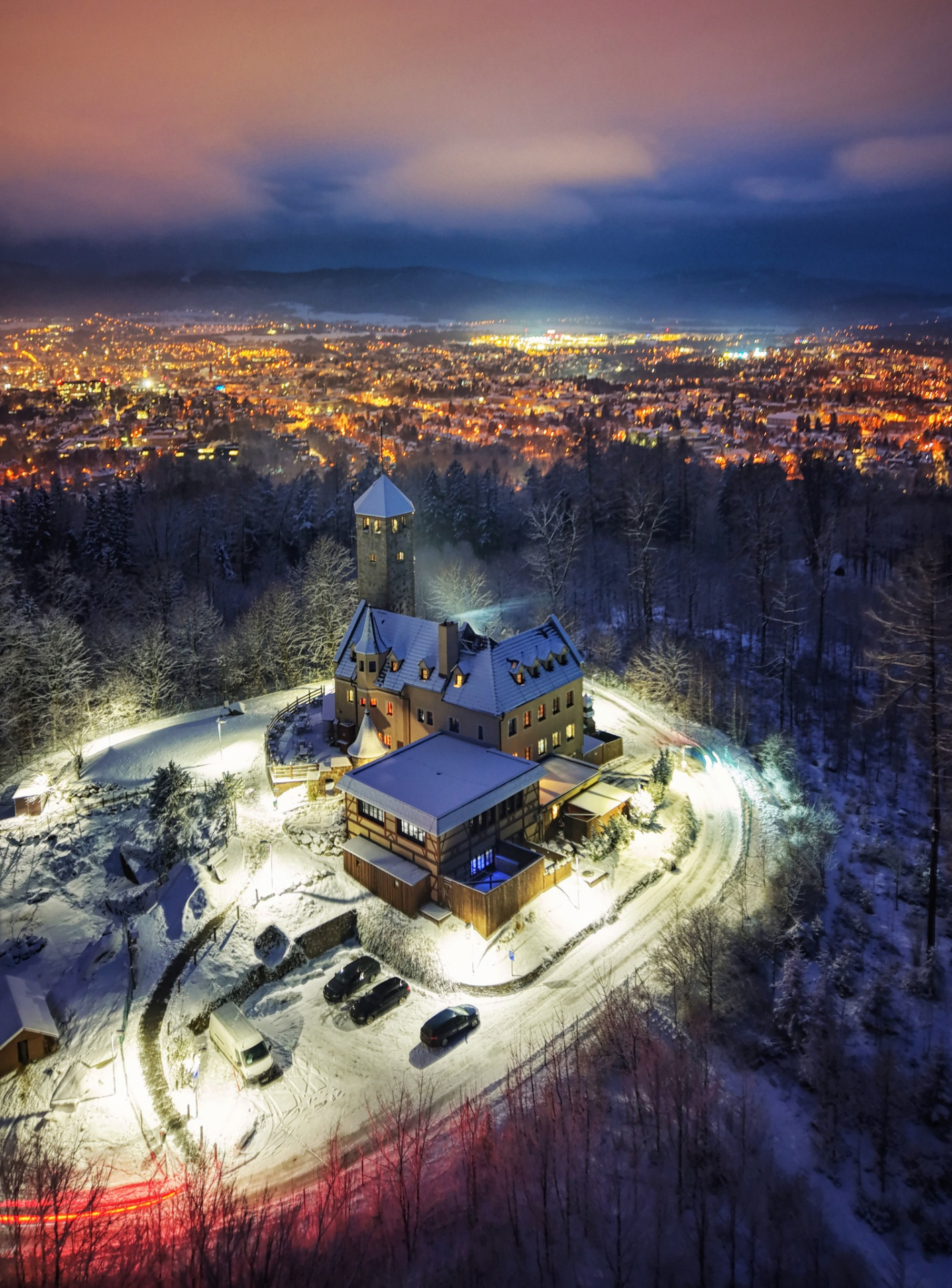 Liberecká výšina v úterní modré hodince (27.1.2026 fotil Jiří Jansa).