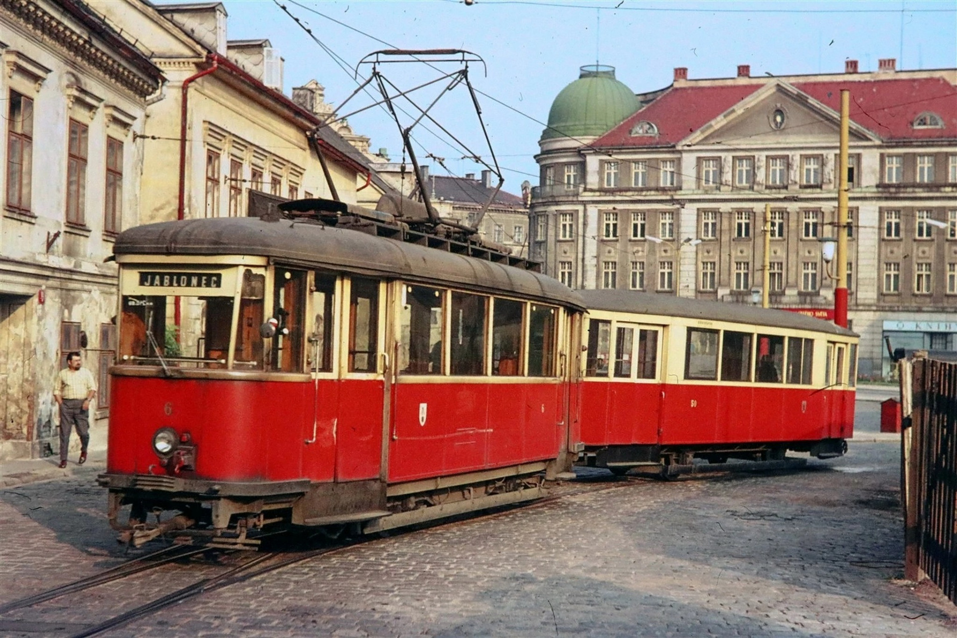 Unikátní barevný snímek z Liberecké Švédské ulice s motorovým vozem 6MT č. 6 (dodán do Liberce v roce 1953 pod č. 46) a vlekem SGP "Donbas" č. 50 (původní jablonecký č. 190 z roku 1955, vyrobený v Bratislavě. Na e-bay je snímek datován rokem 1974, ale oba byly vyřazeny již v roce 1971, uvedená inventární čísla nesly oba vozy od roku 1966. Záběr byl nejspíš pořízen v roce 1969. (archiv Boveraclub)
