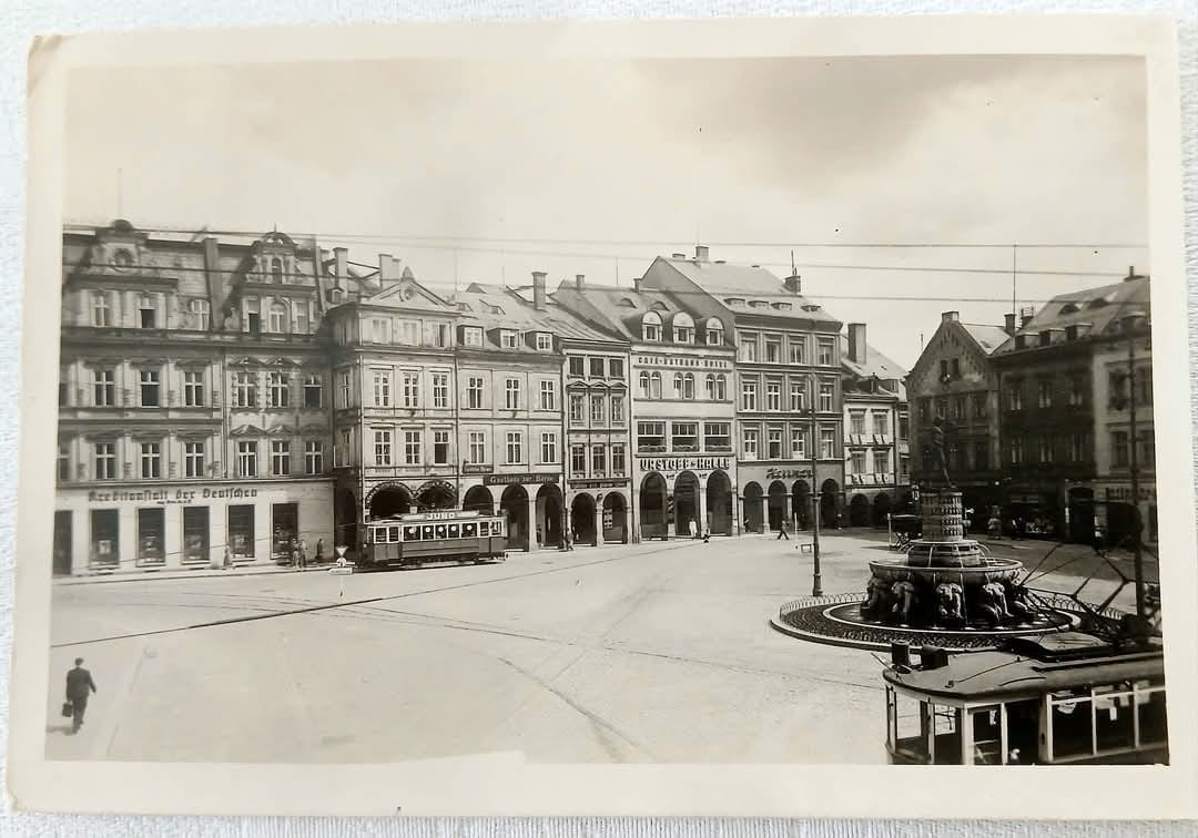 Náměstí E.Beneše.Pohled od hotelu Schienhof k Wienerstraße (Moskevské). (archiv V.Honzejk)
