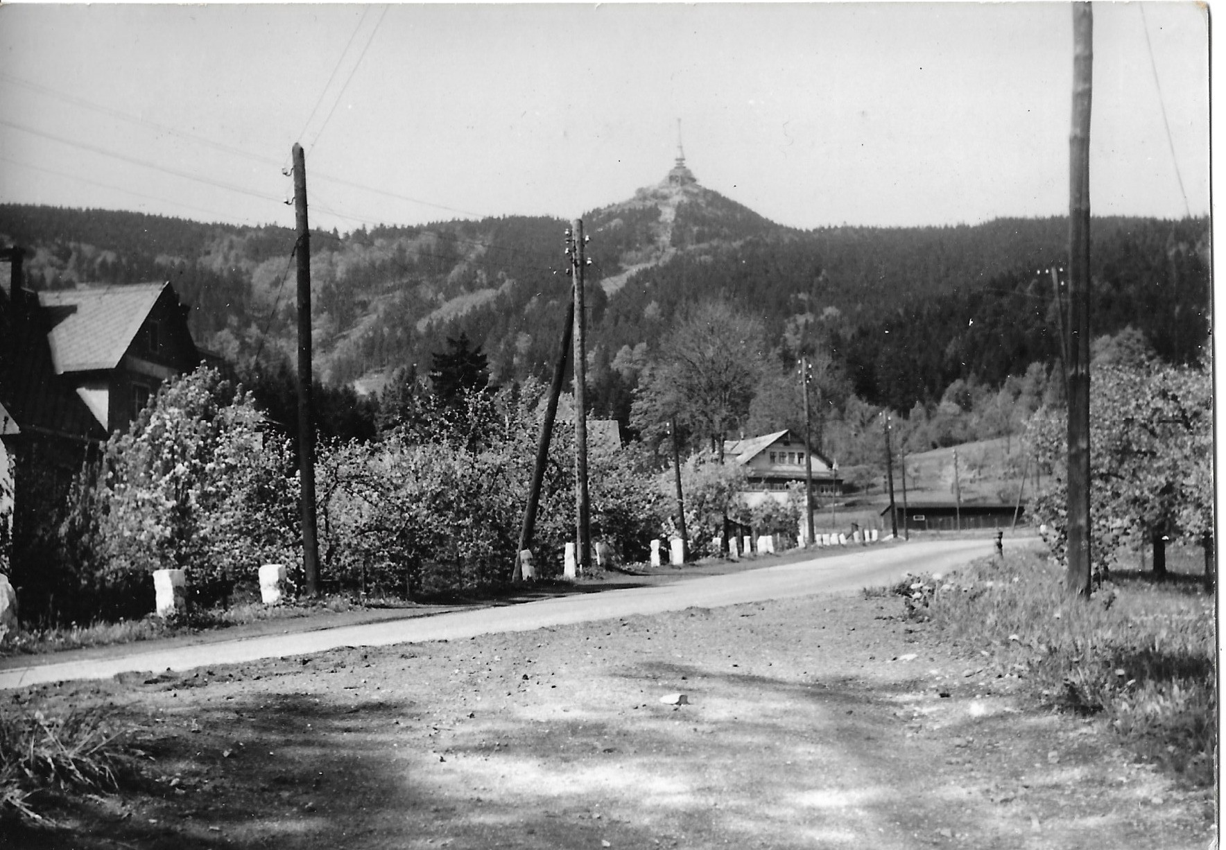 Horní Hanychov - Restaurace Berlin a rozestavěný hotel Ještěd (archiv Boveraclubu)