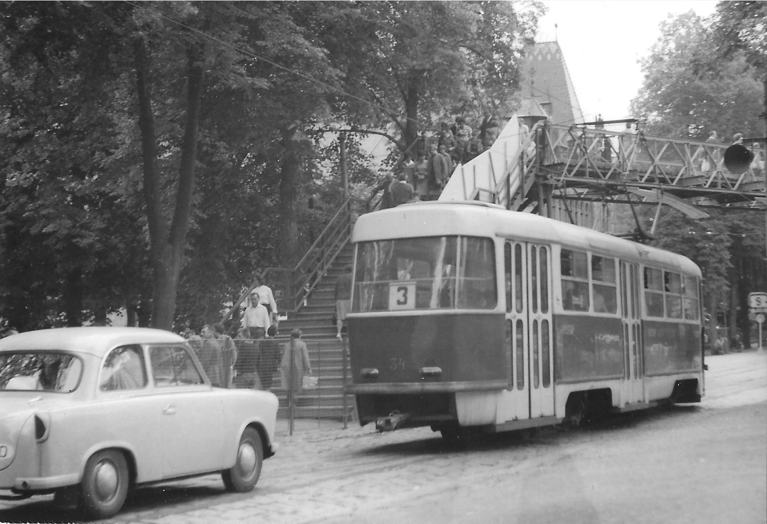 Masarykova třída (tehdy Leninova) s lávkou v době LVT (foto Erwin Cettineo)