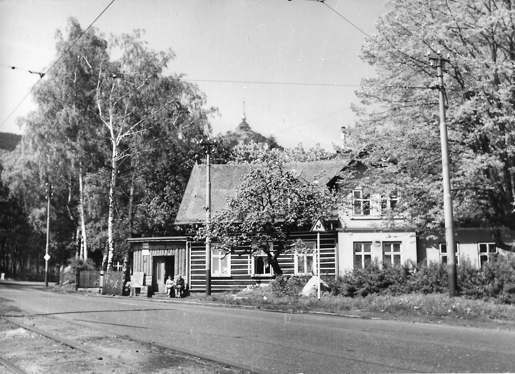 Restaurace Domov a rozestavěný Ještěd (archiv Boveraclubu)