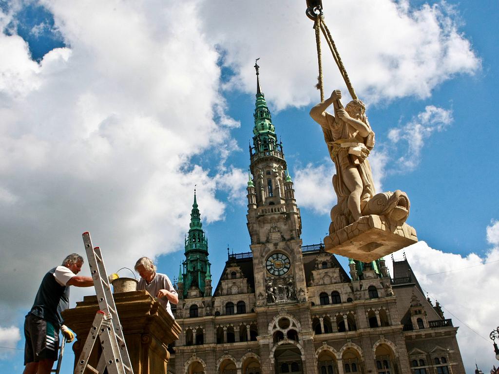 7.7.2010  dělníci na podstavec dosadili sochu Neptuna.