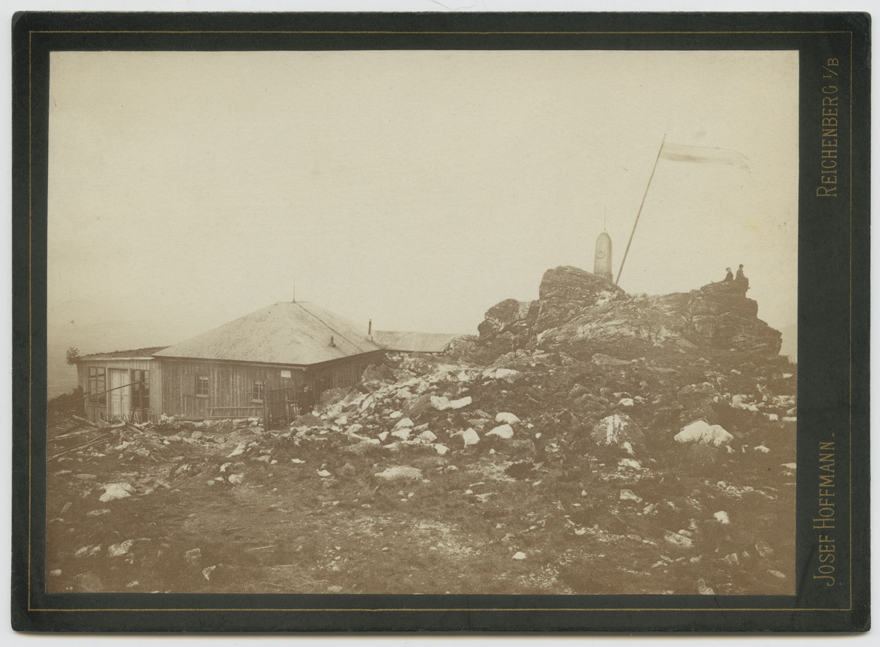 F36 Jeschken. Haus mit Rohanstein. Liberec, pohled z Ještědu - chata s Rohanovým kamenem. Před r. 1895. Autor: Josef Hoffmann, Reichenberg i. B. (archiv SM v Liberci)