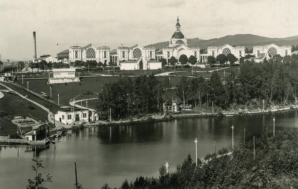 Neznámý fotograf: Areál výstaviště od Králova Háje. Vpředu v dolní části dnešní ulice Zvolenská. Přes hladinu liberecké přehrady pozorujeme jednotlivé stavby (zleva): Jezerní terasa vrchlabského pivovaru, dolní stanice šikmého výtahu s čerpací stanicí na vodu, jídelna Pivovaru Trutnov. V horní části horní stanice šikmého výtahu, vedle Pražská akciová společnost strojírna (dřívější Rustonka) a nad ní kotelna s komínem - a areál hlavní výstavní budovy. Ze sbírek Severočeského muzea v Liberci