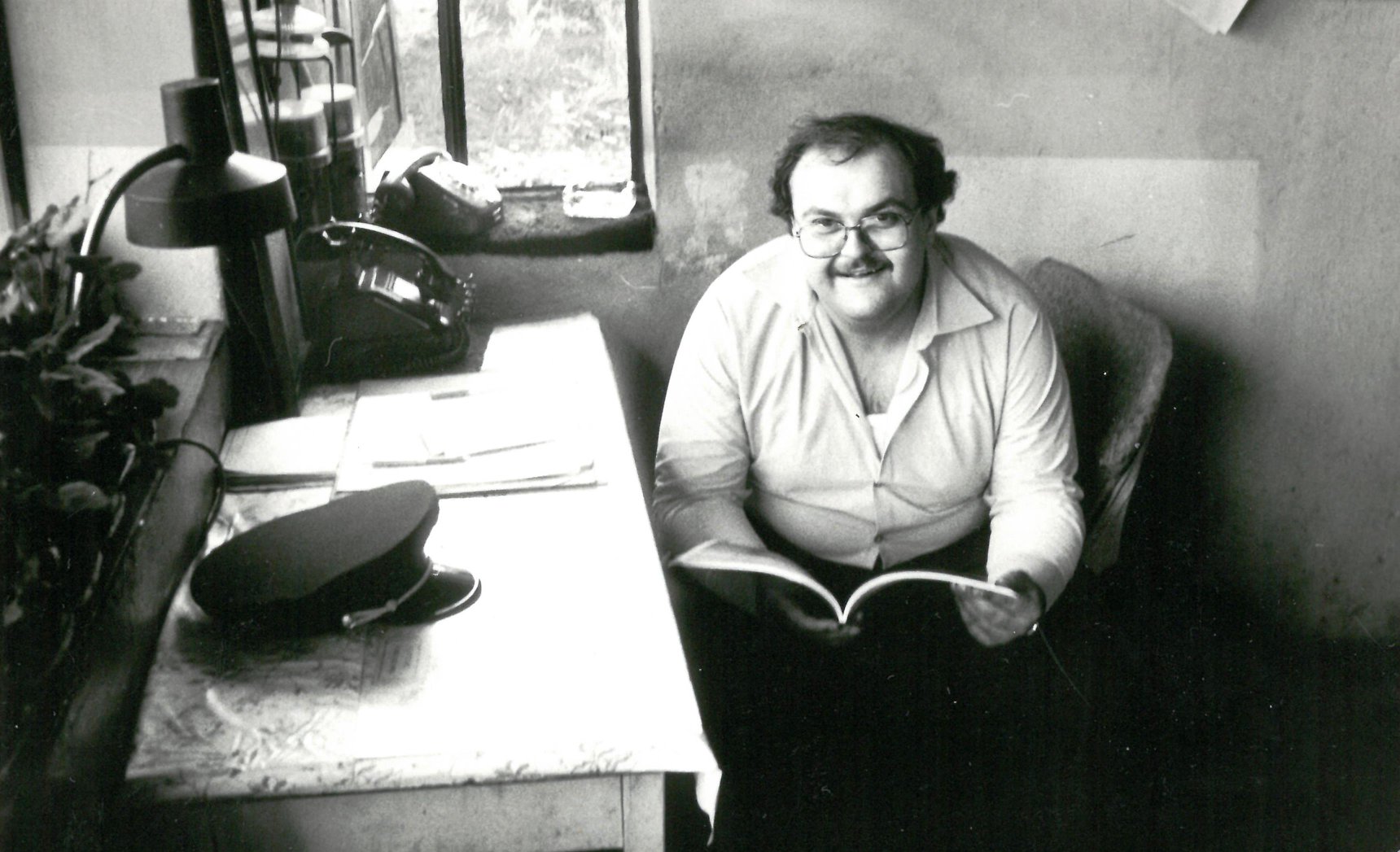 Míra Pacelt zvaný Tačůd ještě jako signalista ČSD na stavědle v Horním Růžodole, kde netrpělivě čeká, až mu bude 21 let, aby se mohl stát tramvajákem. Míra dorazil na svojí konečnou v březnu 2019. Vzpomínejme.