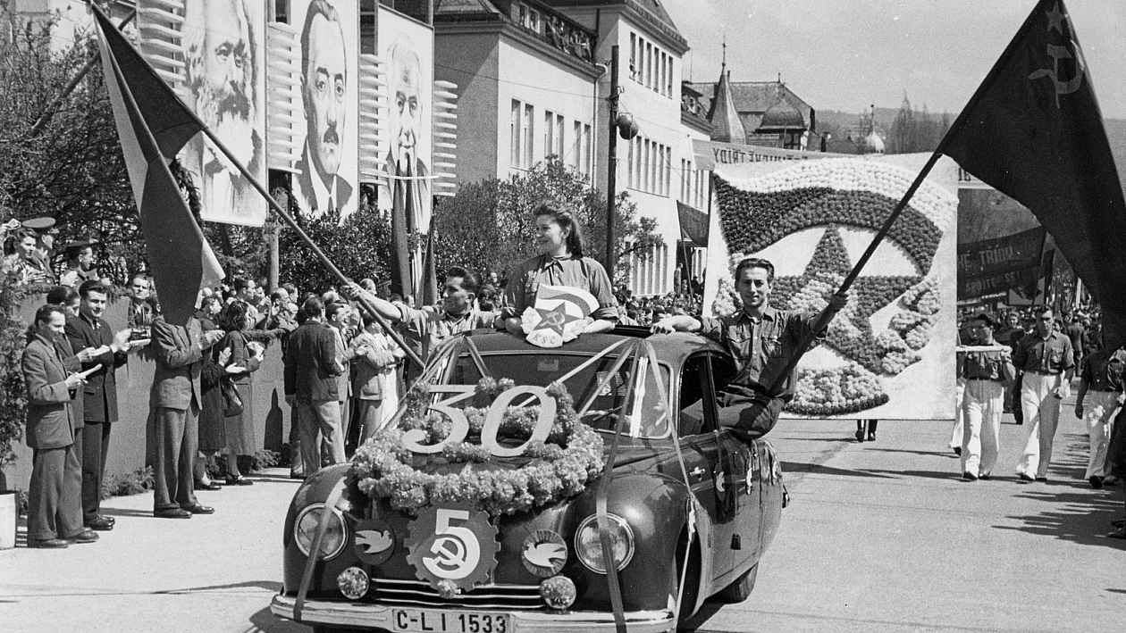 Vyšňořená tatrovka na prvomájovém průvodu v roce 1951 na Husově třídě