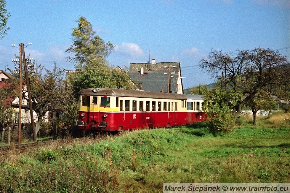 Motorový vůz 830.236-6 (Vagonka Tatra Studénka v. č. 59175 z roku 1960) s jedním přípojným "Bixem" jede jako vlak Sp 1603 (Liberec - Hradec Králové hl. n.) jen kousek za stanicí Jeřmanice. 21. října 1994 © Marek Štěpánek photo