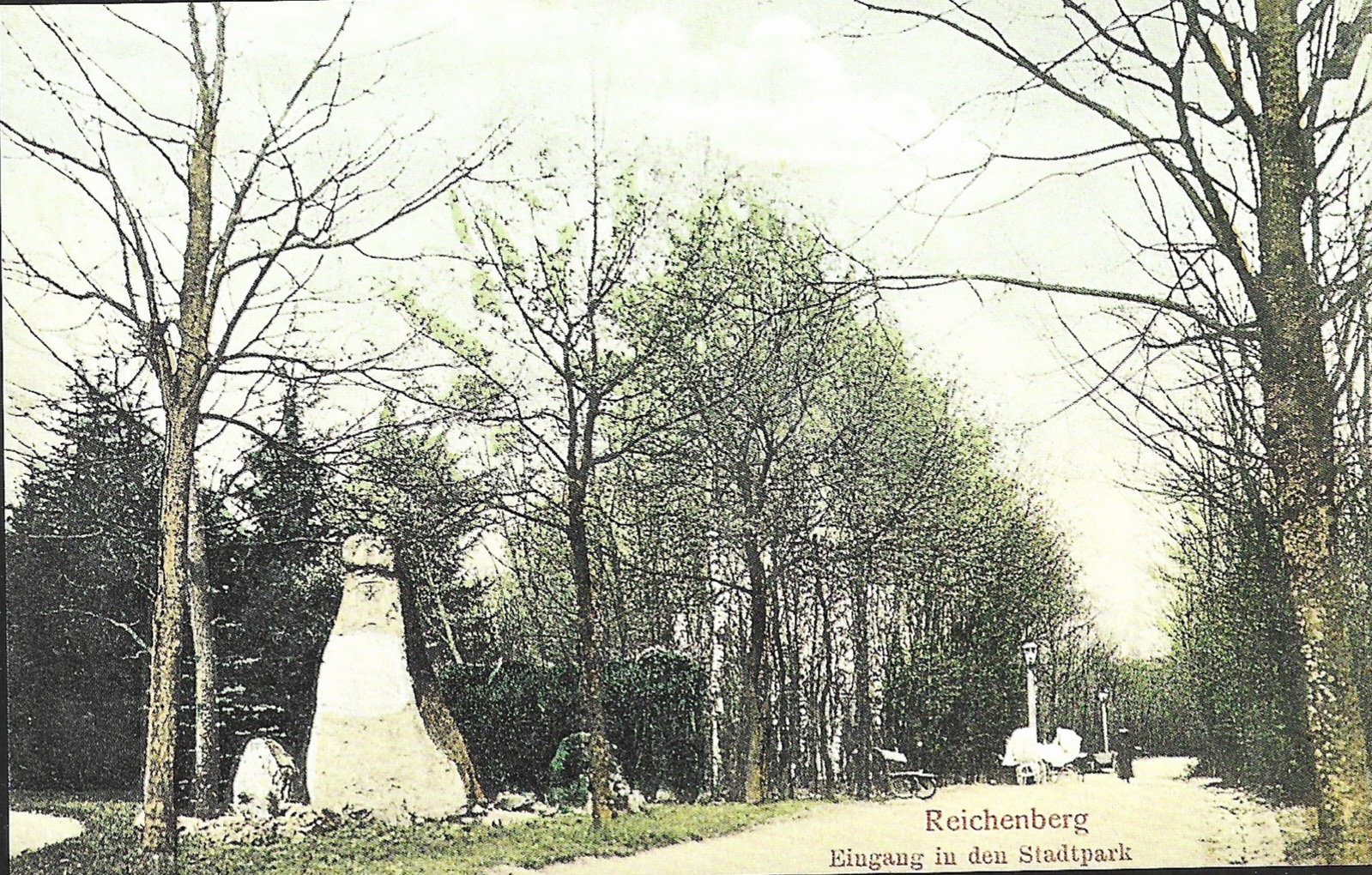 U vstupu do Městského parku byl v roce 1898 vztyčen kamenný obelisk na památku 50. výročí založení spolku Naturfreunde. Tento obelisk, který stále stojí kousek za bývalým vchodem do zoo nad Rybářskou baštou, je tichým svědkem historie místa. (zdroj: Kouzlo starých pohlednic Liberecka - Karpaš, Mohr, Vursta, 1997)