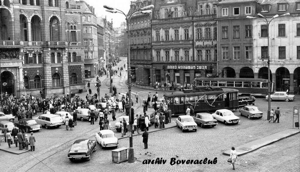 SVATEBNÍ TRAMVAJ - dne 26.3.1977 se před libereckou radnicí otočila jedna z posledních svatebních tramvají.