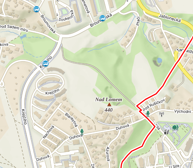 starý lom stále připomína výškový bod s příznačným názvem Nad Lomem (zdroj: Mapy.com)