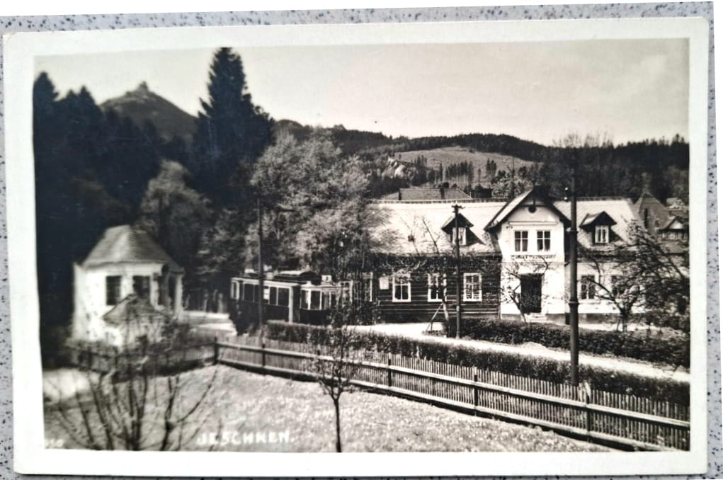 Horní Hanychov na dobové pohlednici.Restaurace Domov (Heimatstal).Foto Franz Madlé. (archiv V.Honzejk)