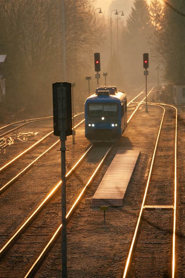 Ranní ospalý nedělní rychlík Liberec - Ústí nad Labem, projíždějící stanici Horní Růžodol 22.3.2026 (foto Matyáš Gál)