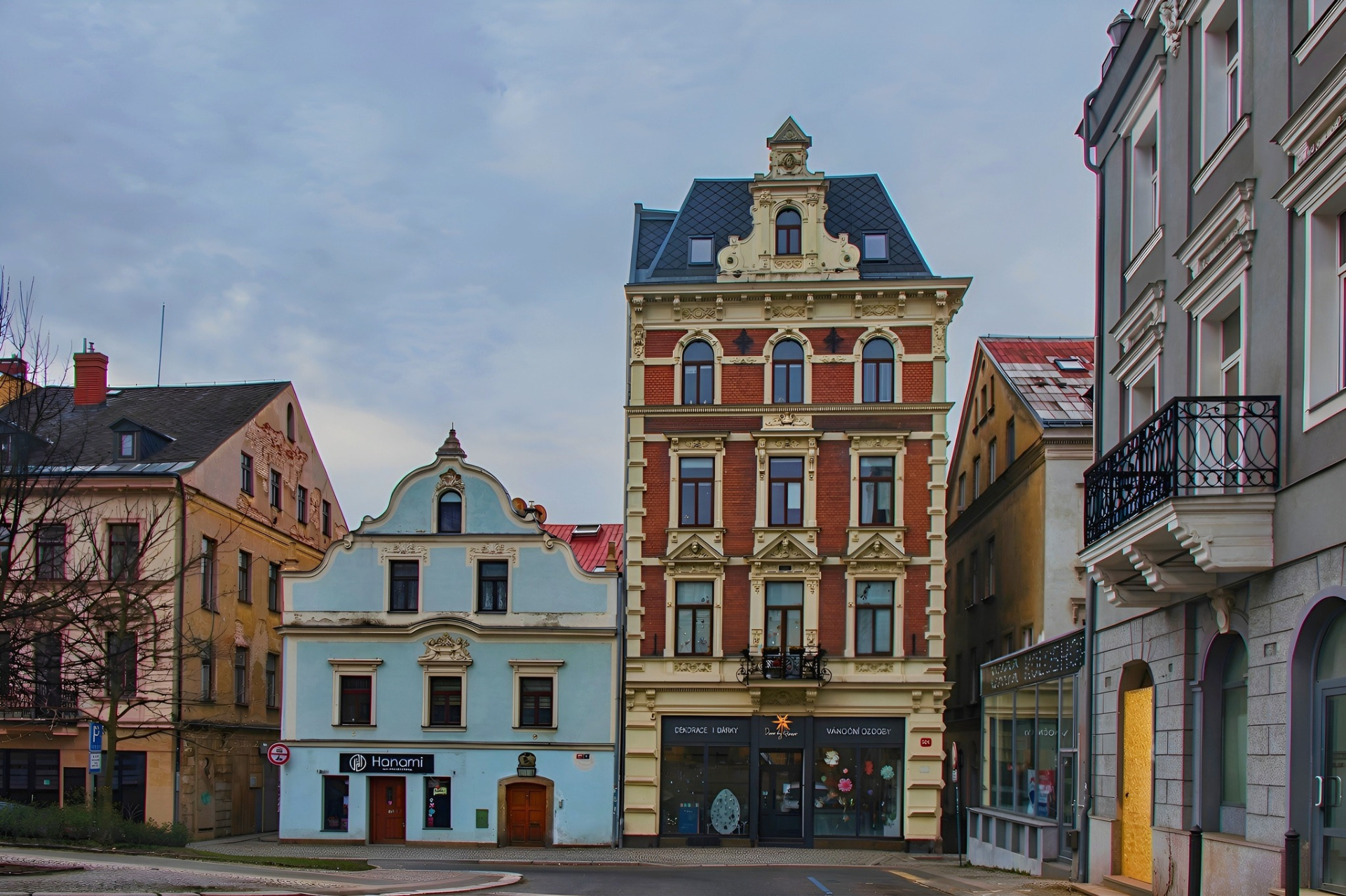 uprostřed dům Sokolovské náměstí čp.304/9 (foto Jaroslav Málek)