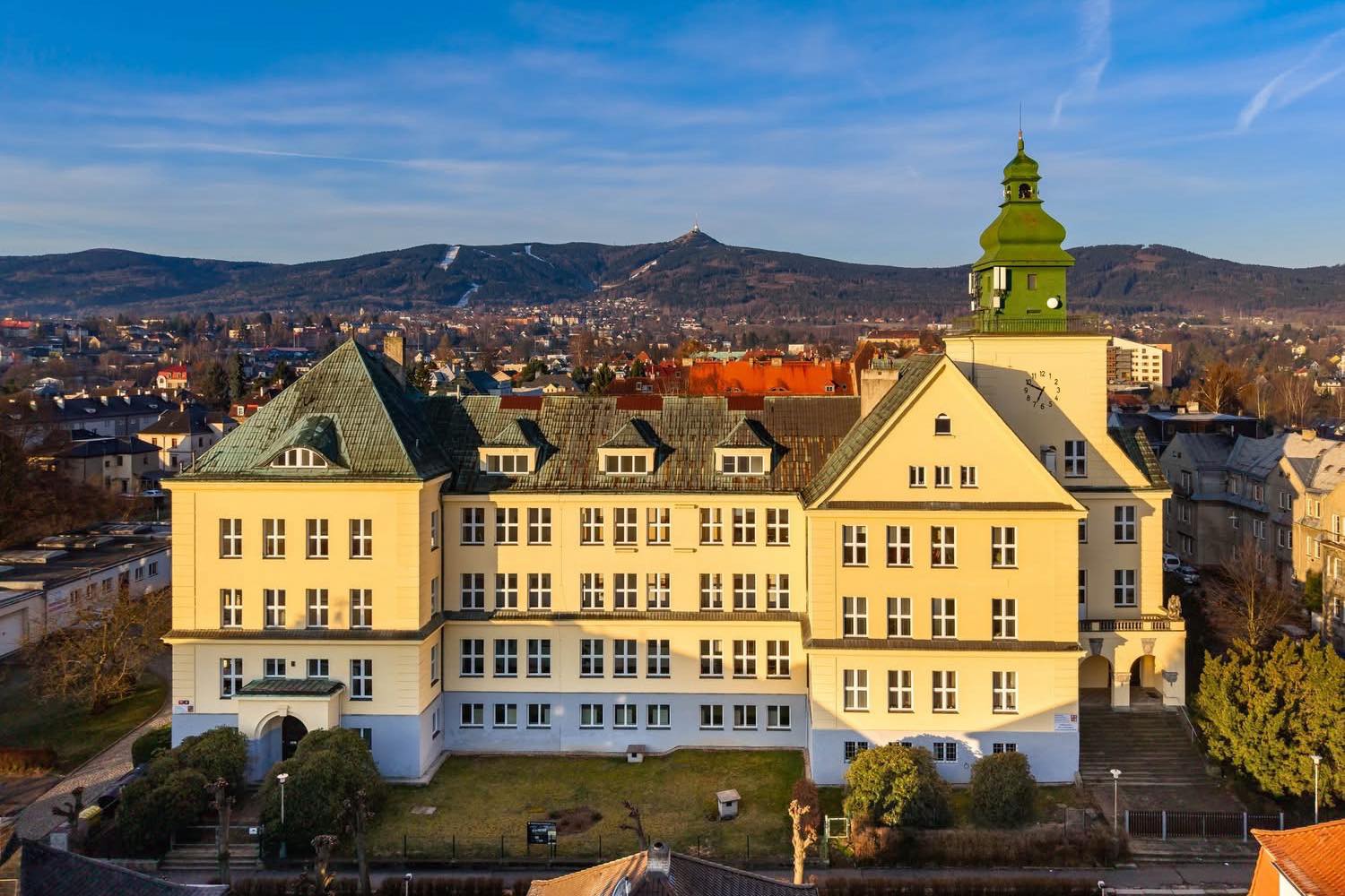 původně "německá  Odborná okresní živnostenská pokračovací škola" nyní Střední škola a Mateřská škola Liberec Na Bojišti. (foto Matyáš Gál 22.3.2026)
