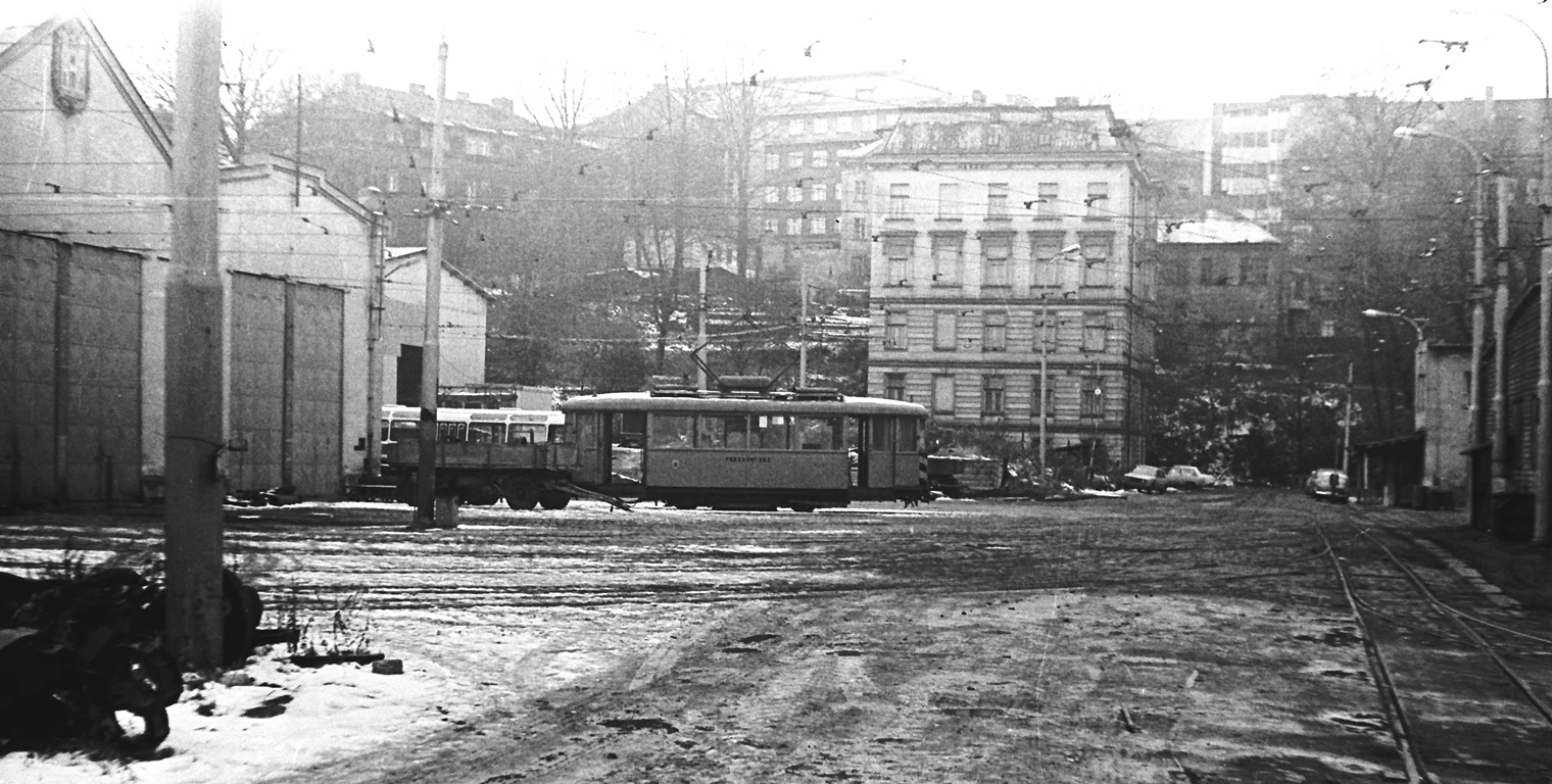 Opatrné focení přes plot, 1981, fotoaparát Certo, čb film Fomapan, Liberec vozovna, 6MT č. 104, ex. 56, ex. UnL 115. (foto Tomáš Krebs)