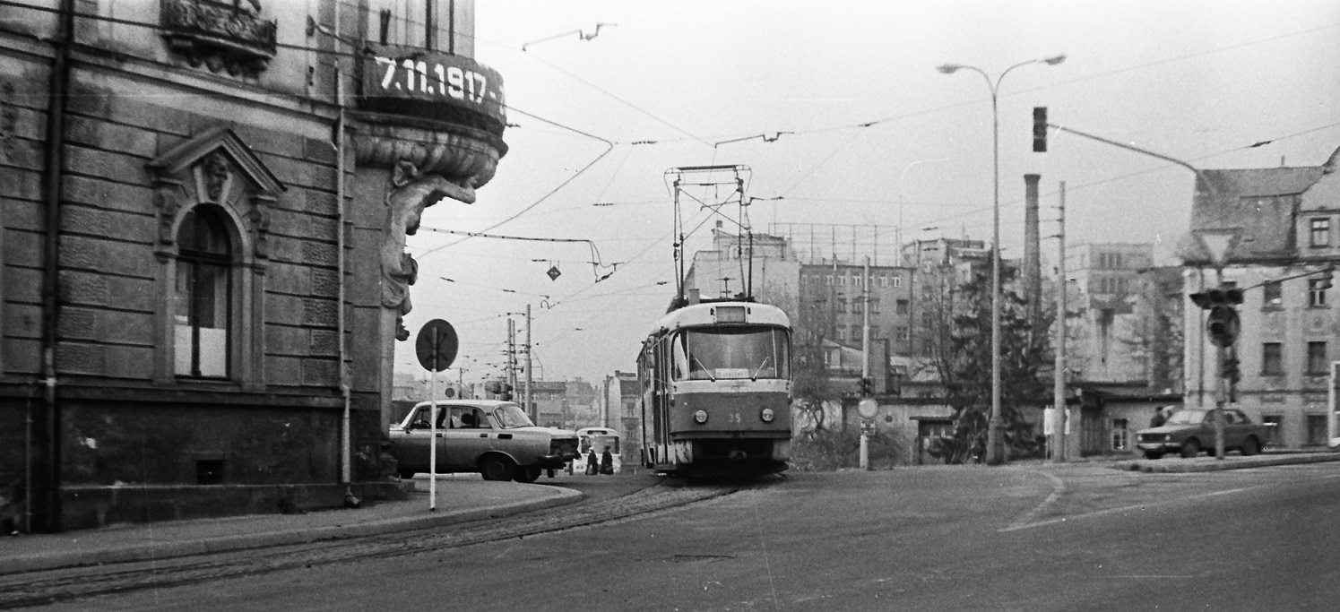  1982 a T3 č. 35. (archiv Boveraclubu)