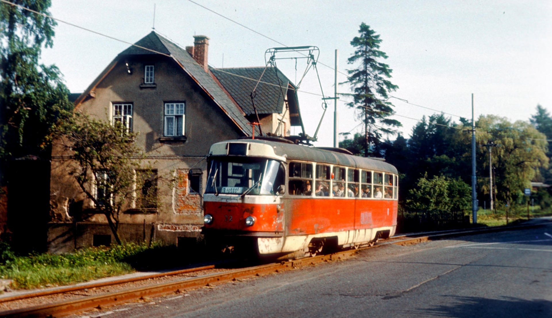 Hanychov kostel, duben 1983, T3 č. 32 z roku 1965 najíždí své poslední kilometry na lince č. 3 Horní Hanychov - Lidové sady. (archiv Boveraclubu)